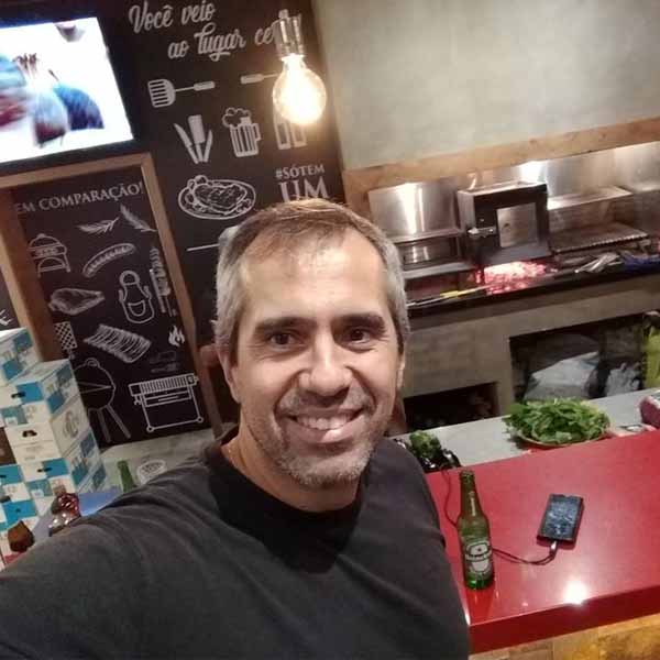 Antonio Carlos Giannasi apaga velinhas nesta sexta feira