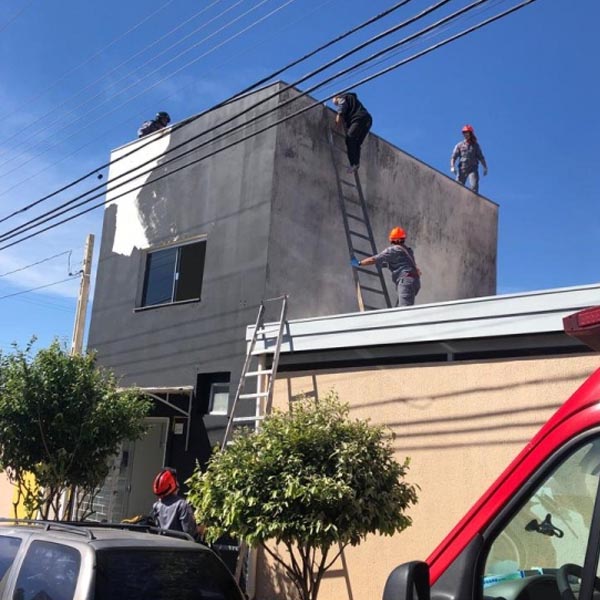 Homem é socorrido após descarga elétrica em Marília