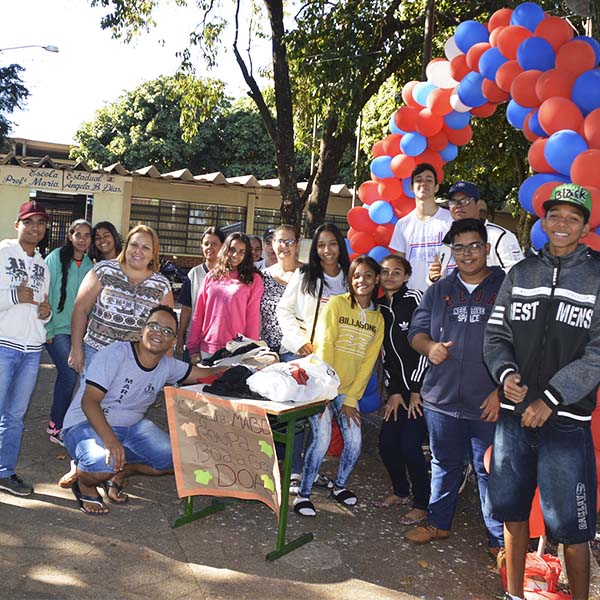 Alunos da 'Maria Ângela' fazem 'Varal Solidário' para arrecadação e doação de roupas