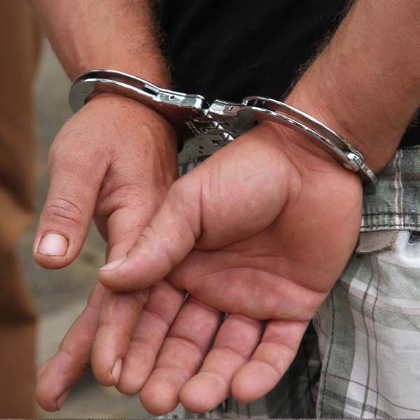 Homem é preso após agredir a companheira menor de idade em Quatá