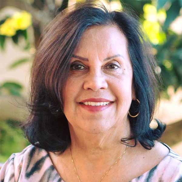 Almira Garms apaga velinhas nesta segunda feira