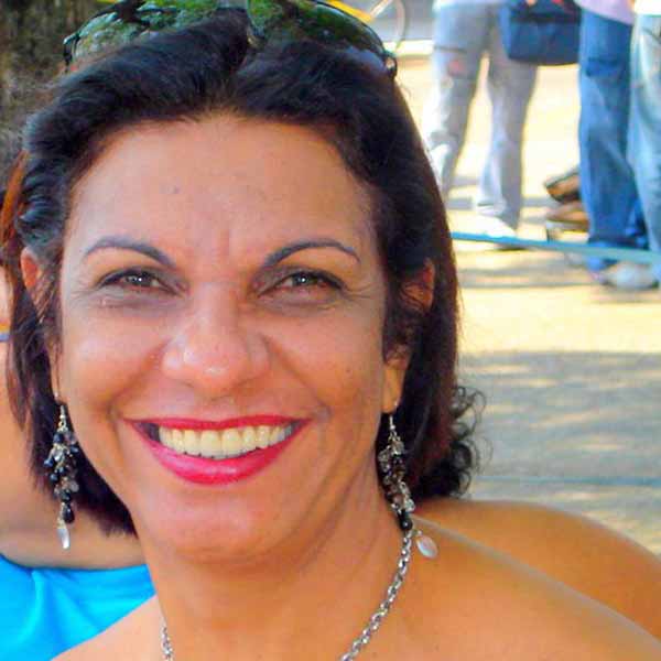 Angela Maria recebe os parabéns pela chegada de seu aniversário