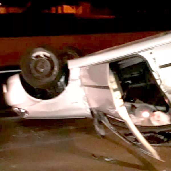 Carro capota após atropelar cavalo em rodovia de Tarumã
