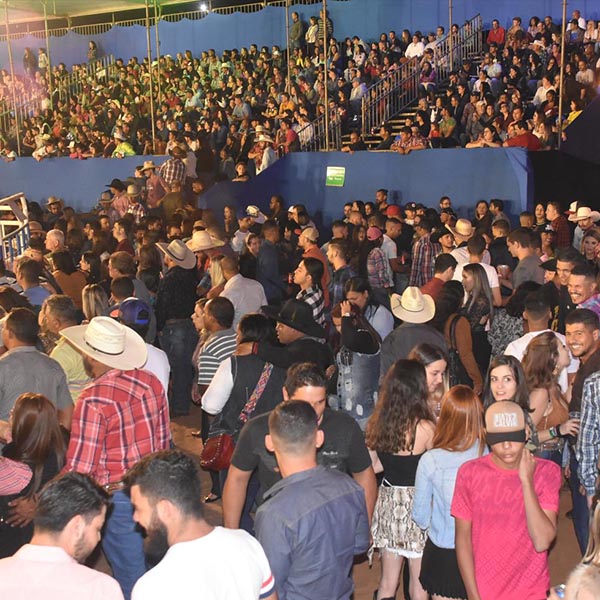 Hoje é dia de Léo & Raphael no palco da Festa do Peão de Boiadeiro de Quatá