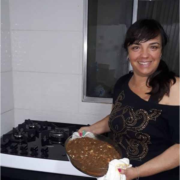 Juliana Carvalho recebe os parabéns pela chegada de seu aniversário