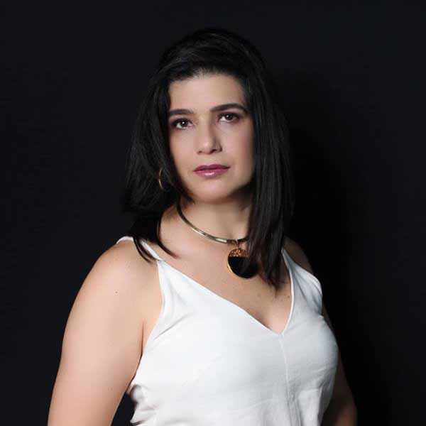 Silvia Helena recebe os parabéns pela chegada de seu aniversário