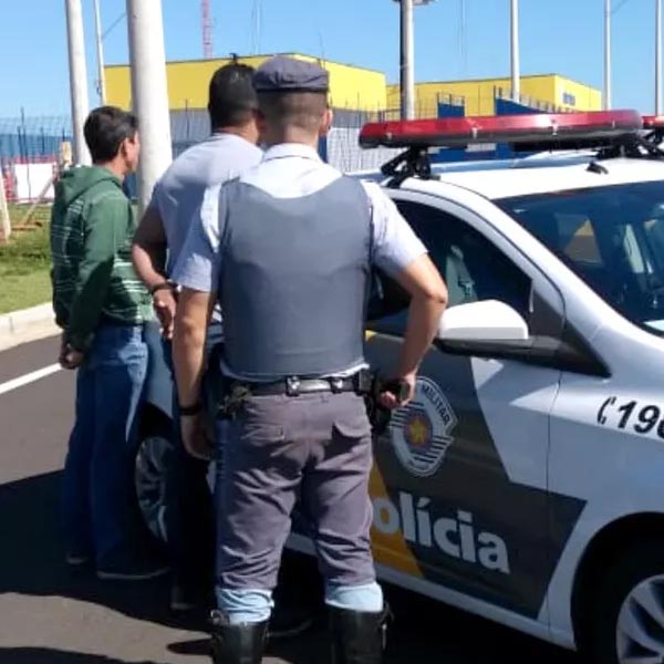 Dupla com documentos falsificados é presa após tentar subornar policiais em Marília