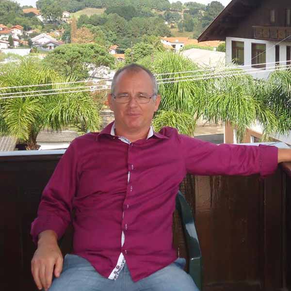 Luiz Tayetti recebe os parabéns pela chegada de seu aniversário