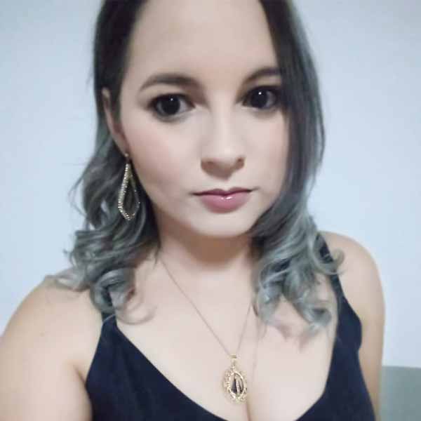 Maria Eduarda recebe os parabéns pela chegada de seu aniversário