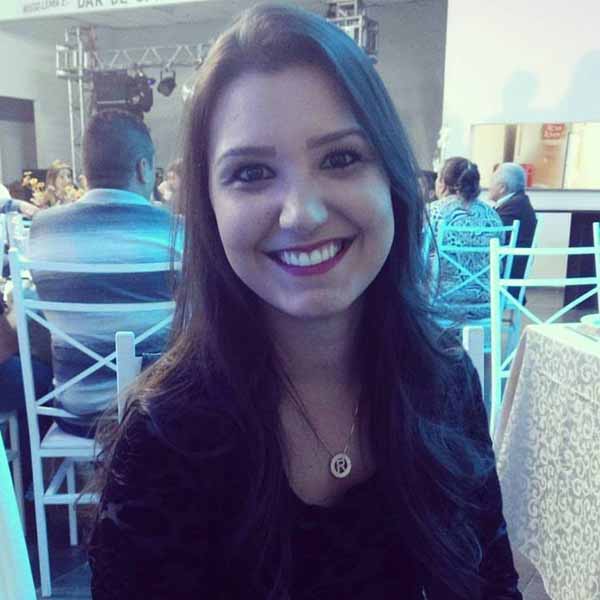 Rafaela Stefani recebe os parabéns pela chegada de seu aniversário