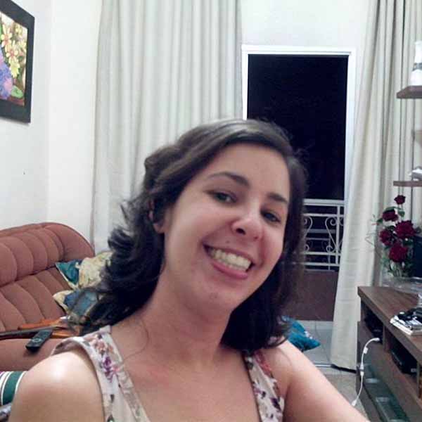 Ana Paula Spinosa recebe os parabéns pela chegada de seu aniversário