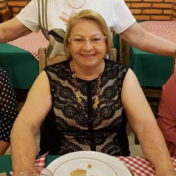 Jandira Aparecida comemora mais um aniversário.
