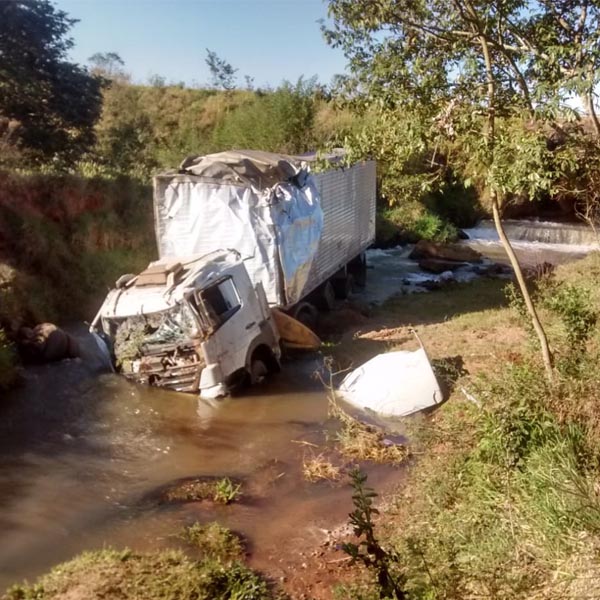 Caminhão cai em ribanceira em Lutécia