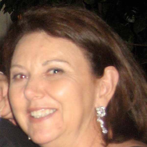Lucia Marson recebe os parabéns pela chegada de seu aniversário