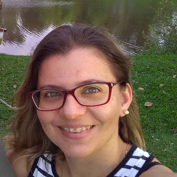 Patricia Maciel recebe os parabéns pela chegada de seu aniversário