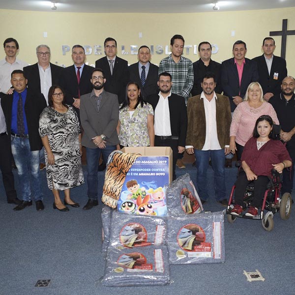 Câmara faz entrega de roupas e cobertores arrecadados durante Campanha do Agasalho
