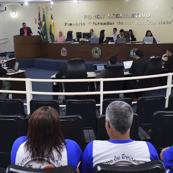 Vereadores fazem questionamentos à Prefeita Almira Garms