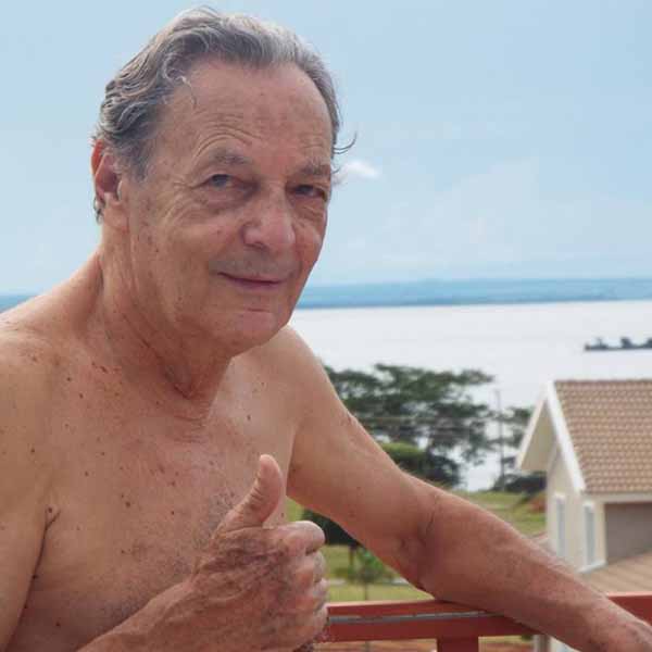 Mario Antonio Meira recebe os parabéns pela chegada de seu aniversário