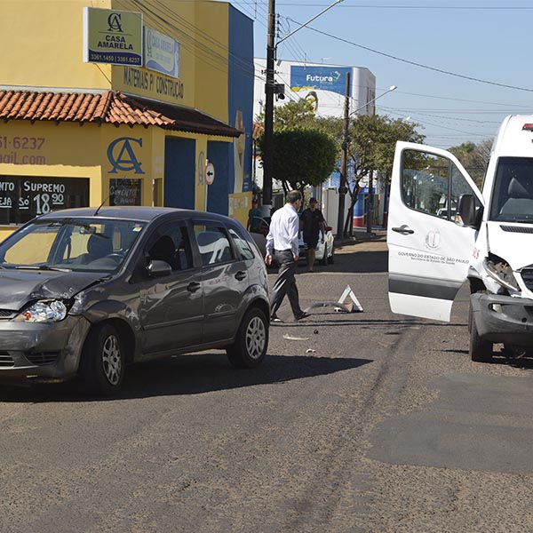 Ambulância de Lutécia é colidida por carro no centro de Paraguaçu Paulista