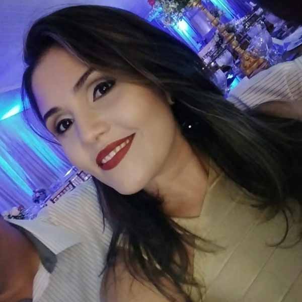 Beatriz Mantovani apaga velinhas nesta quarta feira