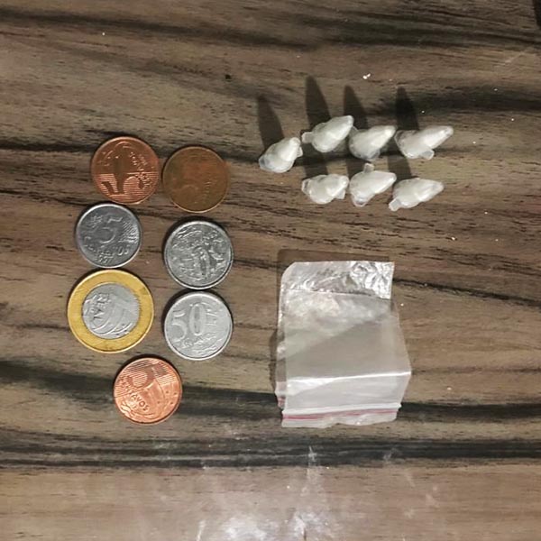 Servente de pedreiro é preso com porções de cocaína em Quatá