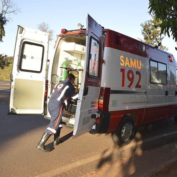 Carro atravessa trevo e é colidido por caminhão em Paraguaçu Paulista