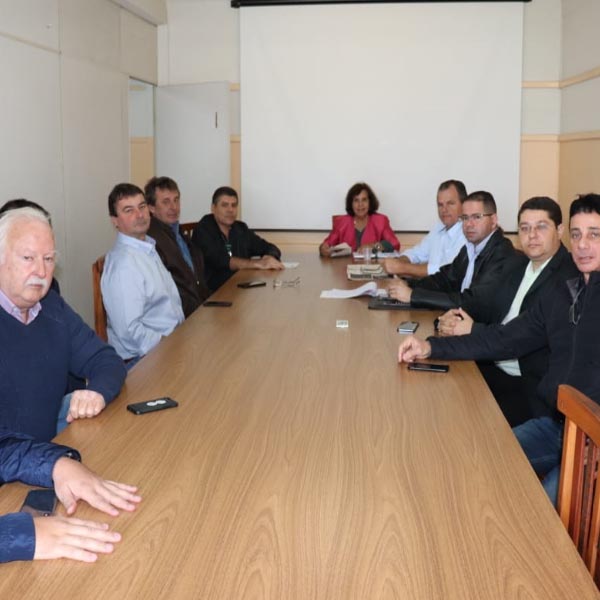 Prefeita realiza reunião com donos de postos para tratar de preços de combustíveis em Paraguaçu