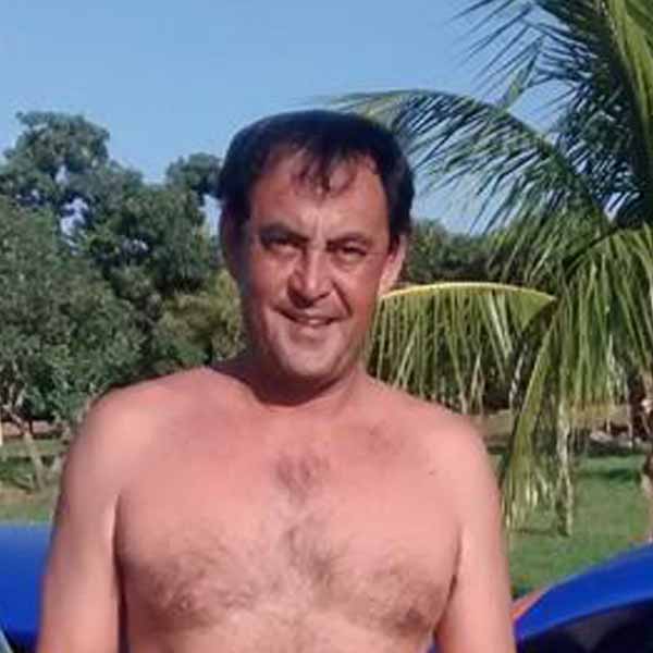 Alessandro Tobone apaga velinhas nesta quinta feira
