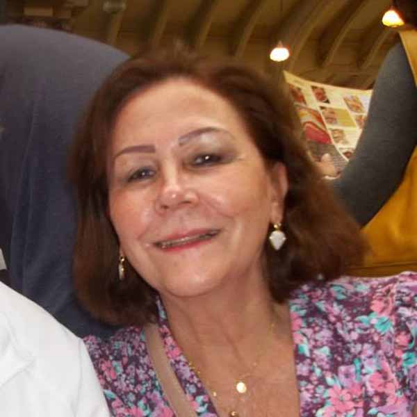 Elizabeth  Zarpelão recebe os parabéns pela chegada de seu aniversário