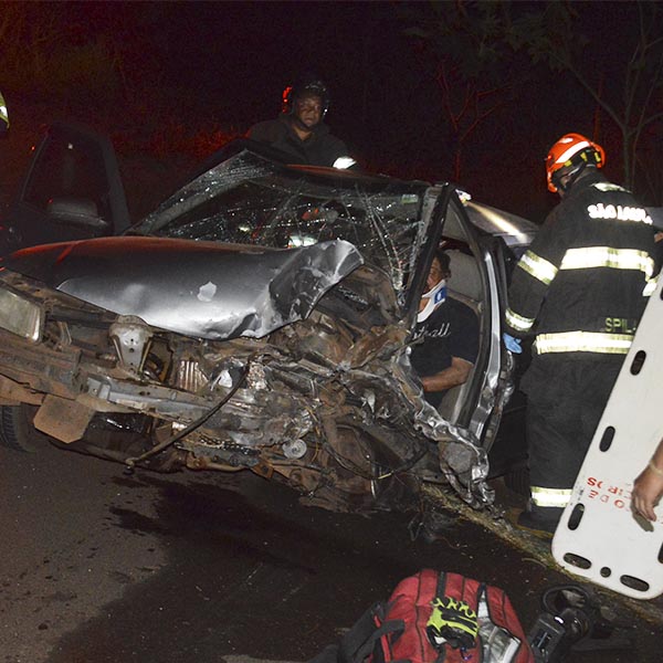 Motoristas ficam presos às ferragens após violenta colisão próximo ao distrito de 'Conceição'