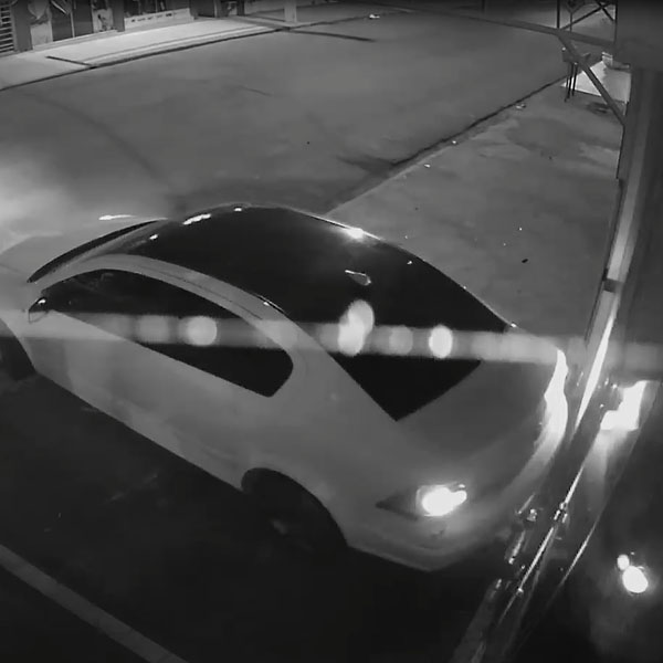 Vândalos estouram porta de blindex de empresa utilizando carro; assista ao vídeo