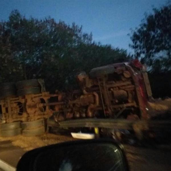 Caminhão carregado de milho tomba e deixa rodovia interditada em Assis