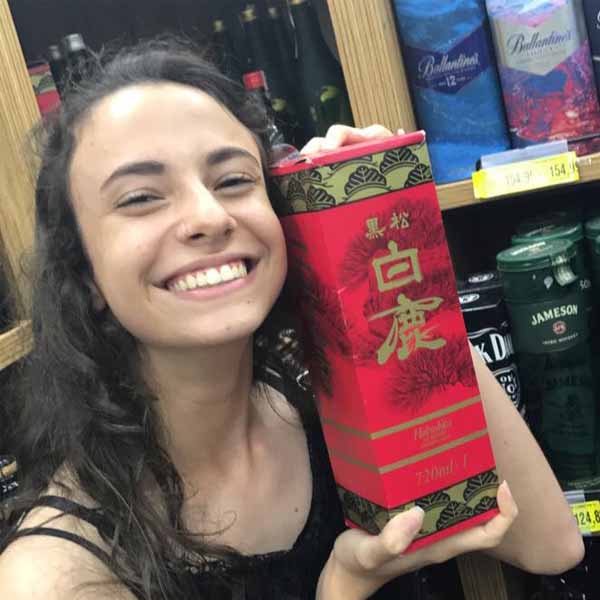 Mariane Calesso recebe os parabéns pela chegada de seu aniversário