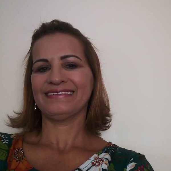 Neusa Bulhões recebe os parabéns pela chegada de seu aniversário