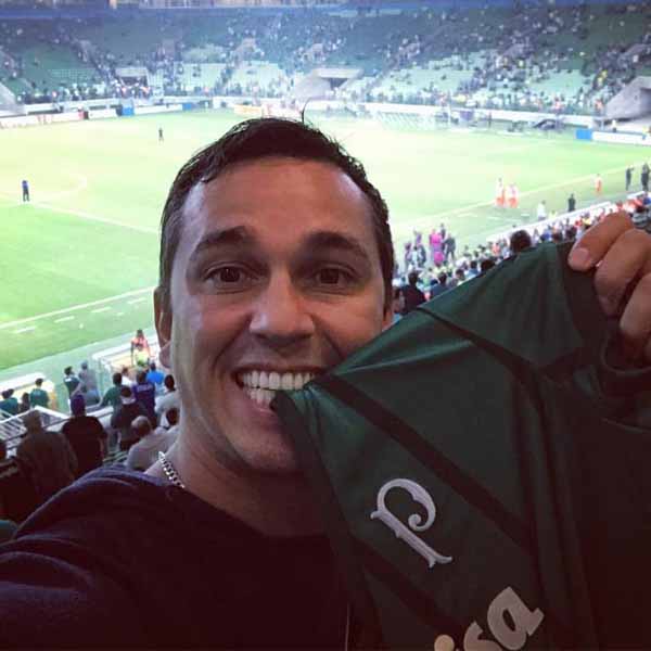 Bruno Bueno apaga velinhas nesta terça