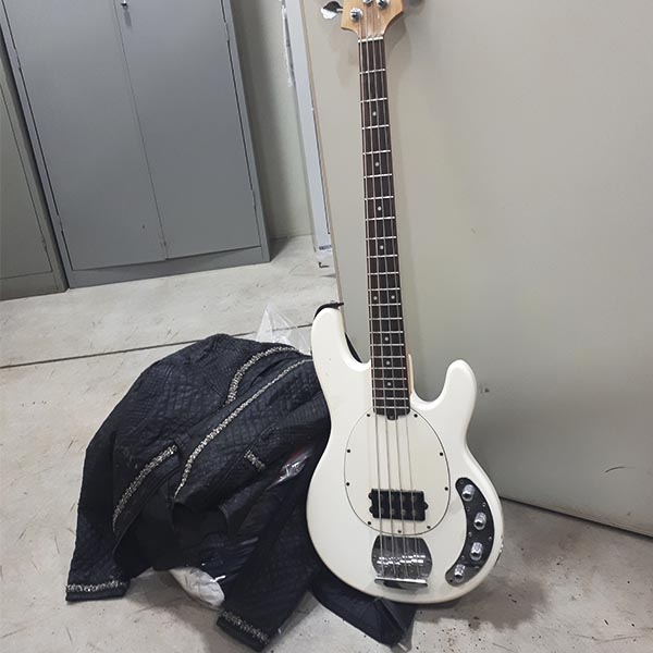 Polícia Civil procura proprietário de instrumento musical e peças de roupa