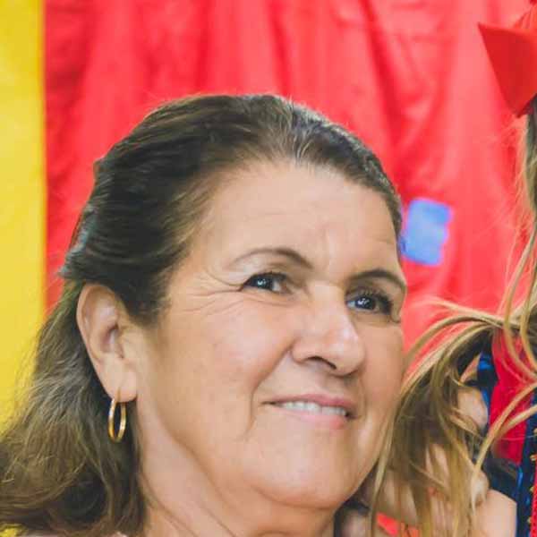 Maria Aparecida apaga velinhas nesta quarta feira