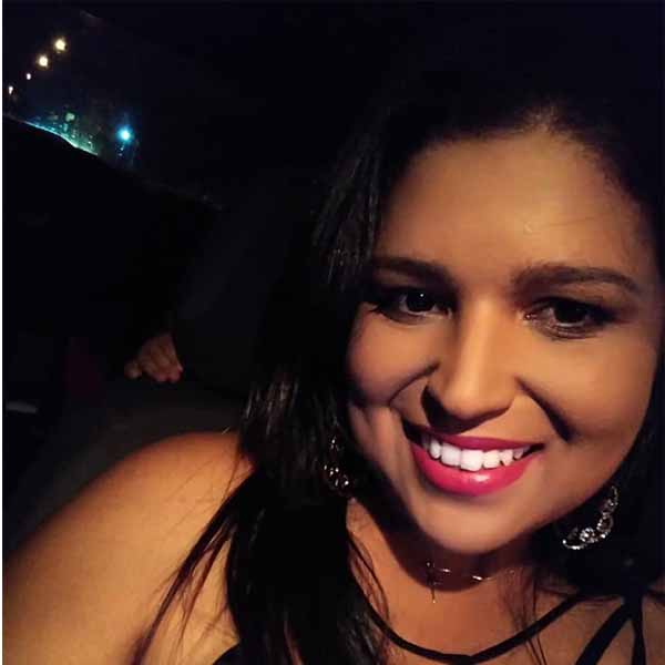 Patrícia Rocha apaga velinhas nesta sábado