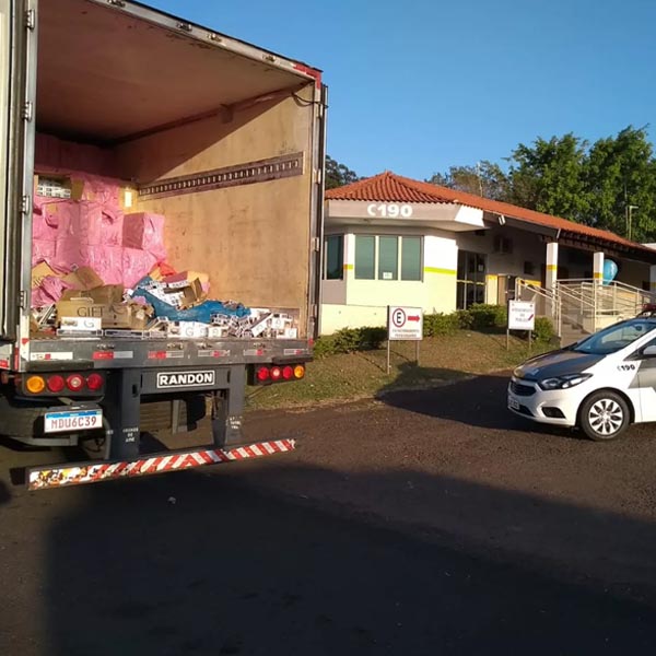Caminhoneiro é preso com mais de 400 mil maços de cigarros contrabandeados em Assis