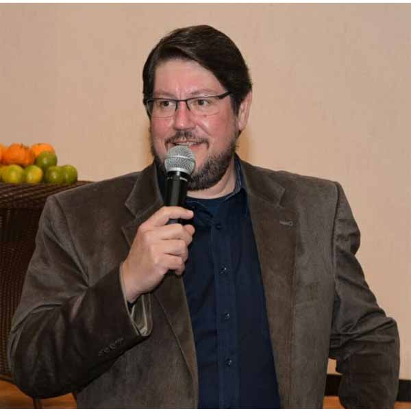 Arthur Toledo apaga velinhas neste sábado