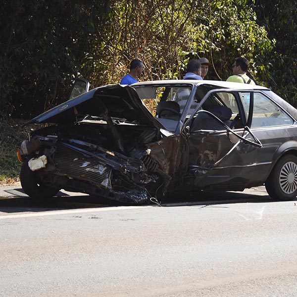 Carro invade pista e colide contra caminhão em Paraguaçu Paulista