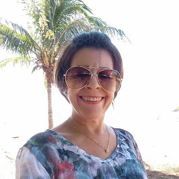 Léa Polimeno apaga velinhas nesta segunda