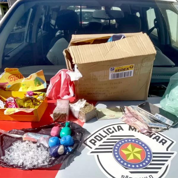 Homem é preso ao ser flagrado recebendo caixa de bombons com drogas pelo correio, em Tupã