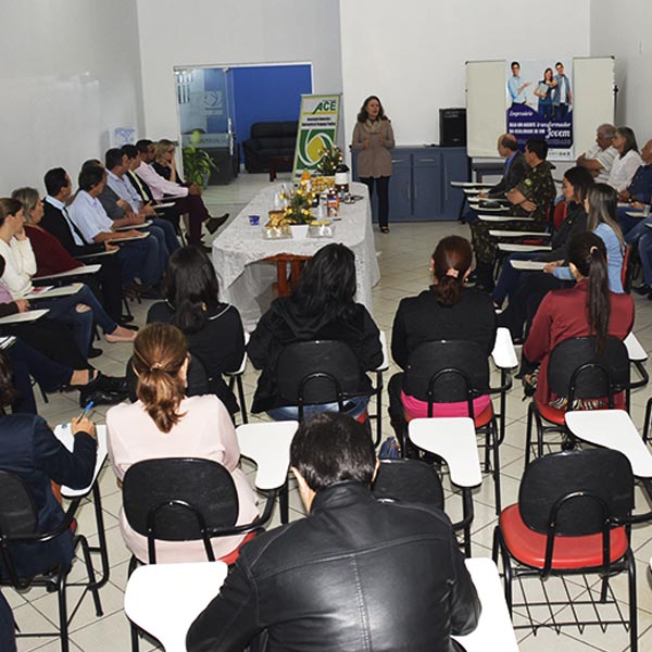 Juíza se reúne com empresários para conscientizar sobre inclusão de jovens no mercado de trabalho