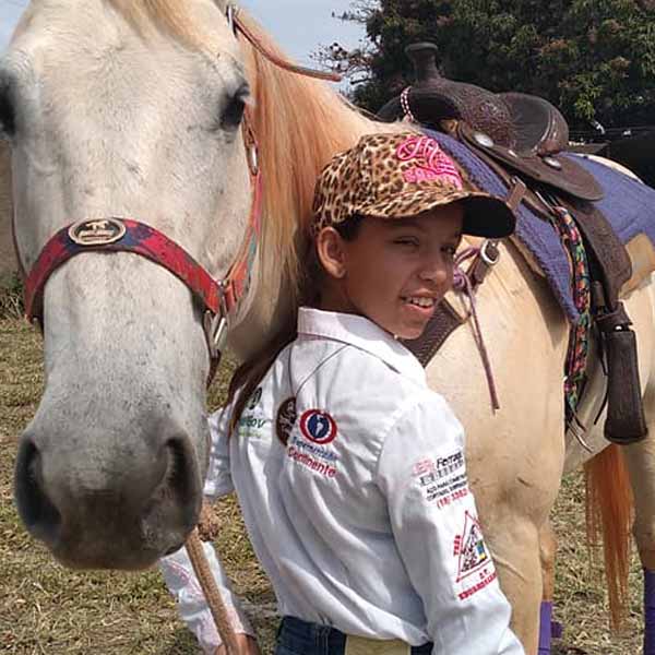 Eduarda Carrero brilha no rodeio gigante vermelho de Cândido Mota