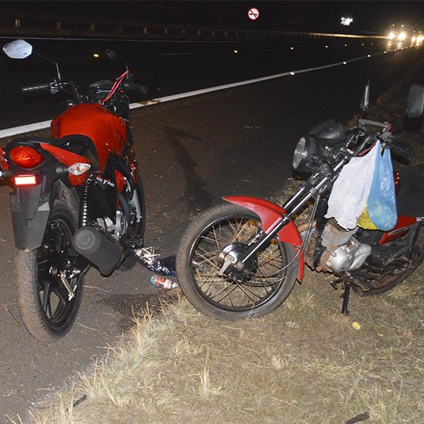 Três pessoas ficam feridas após motos colidirem durante ultrapassagem, em Paraguaçu (SP)