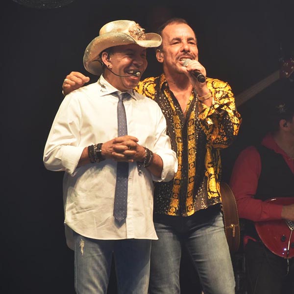 Chrystian & Ralf relembram sucessos no palco da ADPM de Assis