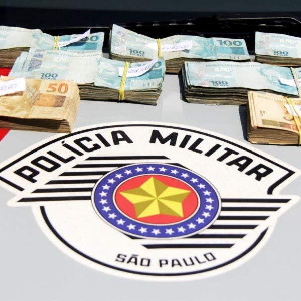 Mulher encontra envelope com R$ 58 mil na porta de casa e devolve dinheiro à polícia, em Bauru