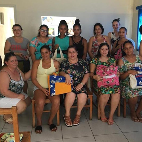 Gestantes recebem enxoval de bebê em Quatá