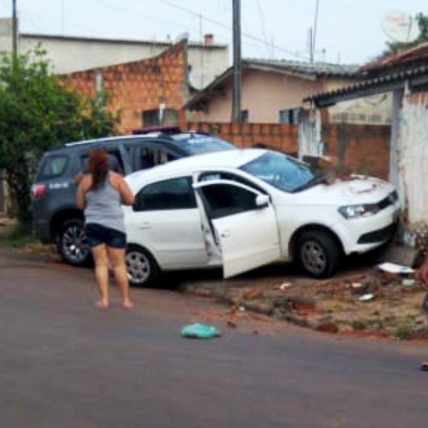 Perseguição termina em batida entre carro e viatura da PM em Assis